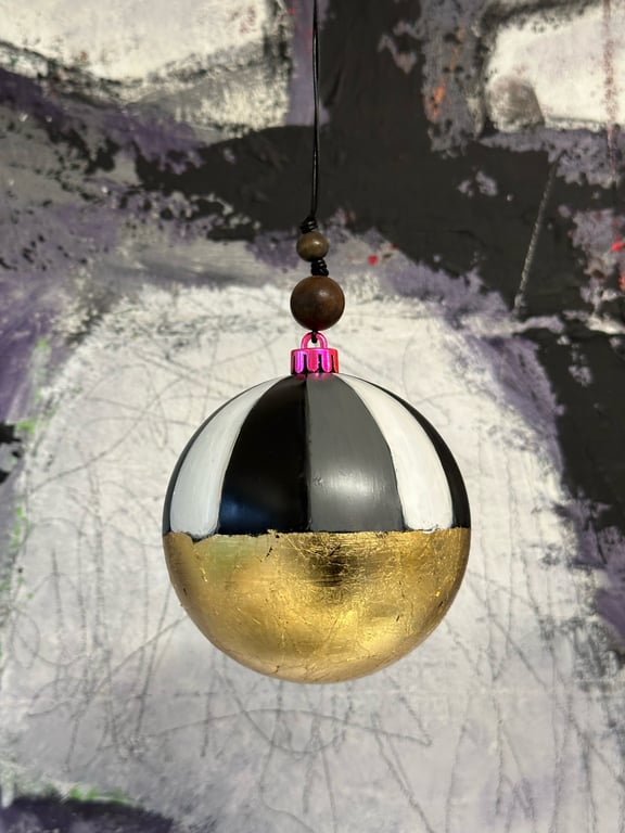 JULEKUGLE 2025 sort/hvid/grå med bladguld no.8