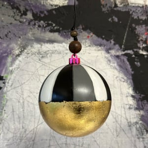 JULEKUGLE 2025 sort/hvid/grå med bladguld no.8 – produktbillede