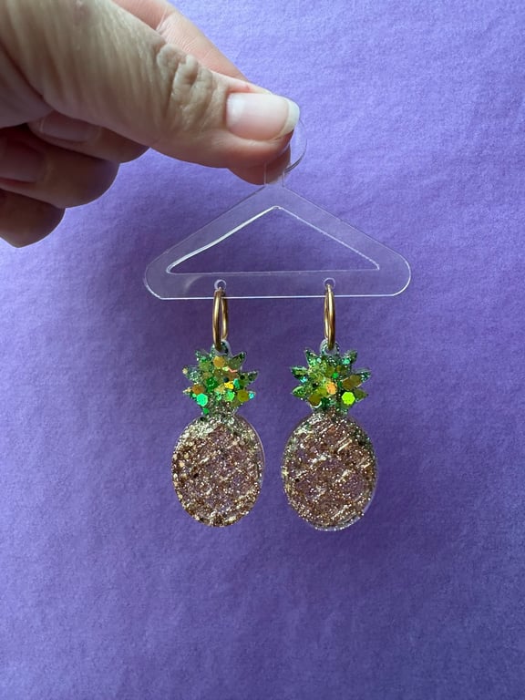 Ananas i guld og grønne nuancer