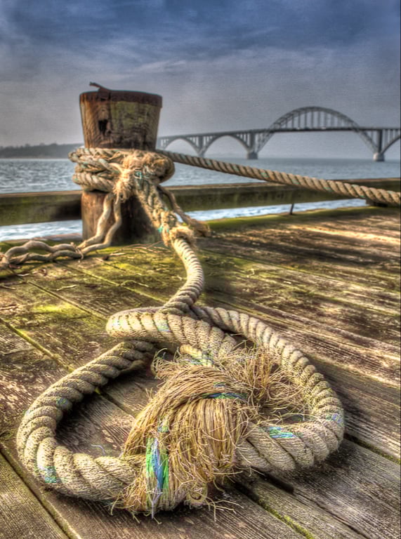 Tovværk på Kalvehave havn med Dronning Alexandrines bro i baggrunden 