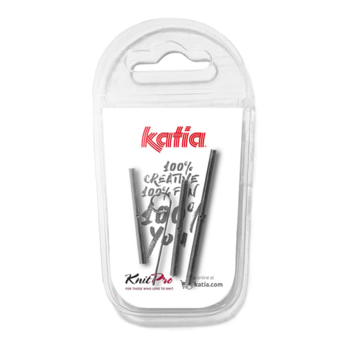 Transparent plastikpakke med tre metalstrikkepinde fra mærket Katia, pakket med et hvidt kort med rødt logo og teksten "100% creative 100% fun". (1)
