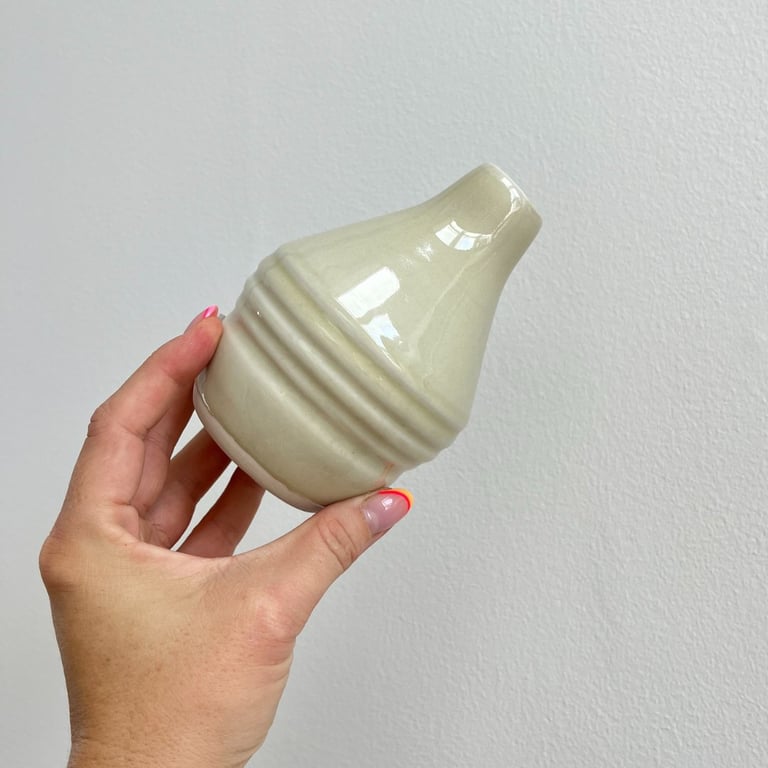 Hvid riflet porcelænsvase billede 4