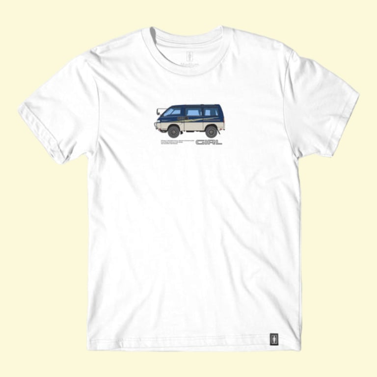 Hvid T-shirt med illustration af en blå og beige varevogn trykt på brystet.