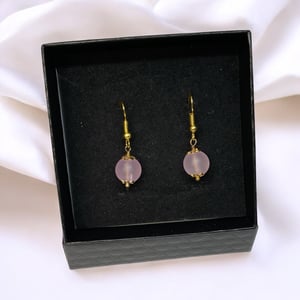 Lyserød øreringe  – produktbillede