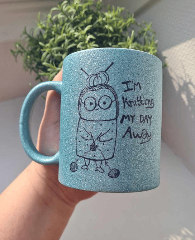 Krus: im knitting my day away lys Blå glimmer