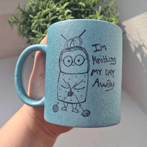 Krus: im knitting my day away lys Blå glimmer – produktbillede