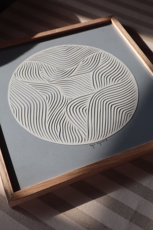 30x30cm papercut, dueblå. indrammet 