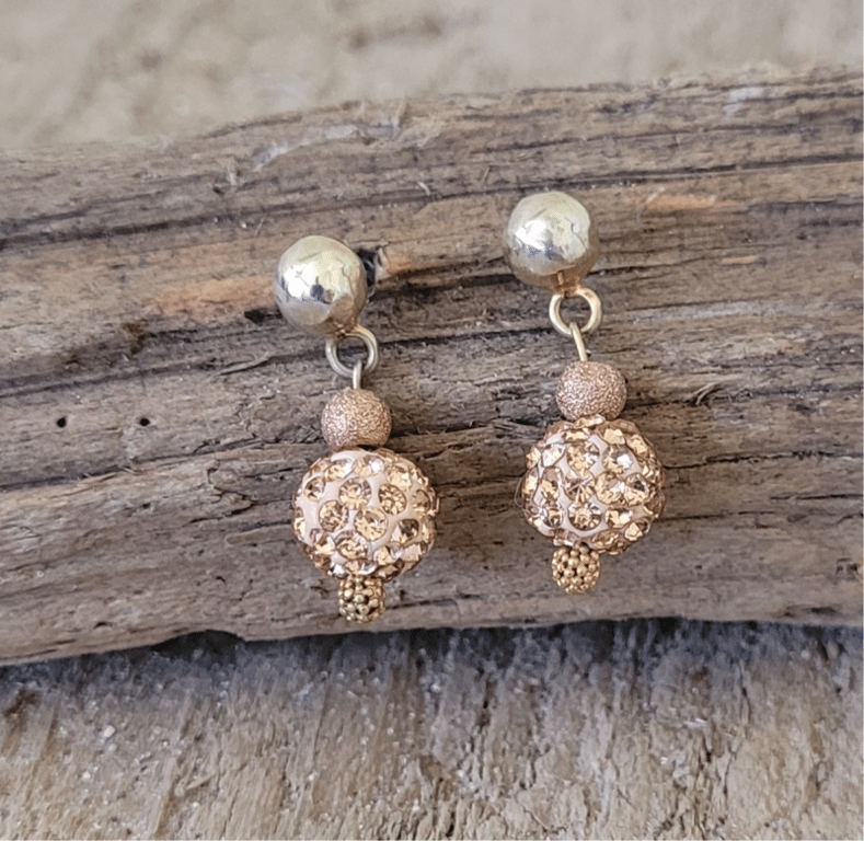 Nude rhinstens ørestikker.