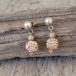 Nude rhinstens ørestikker. – produktbillede