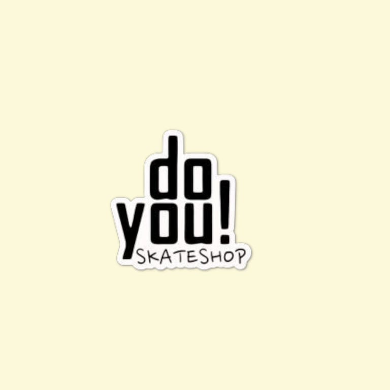 Logo med teksten "do you! skateshop" i sort skrift på lys gul baggrund.
