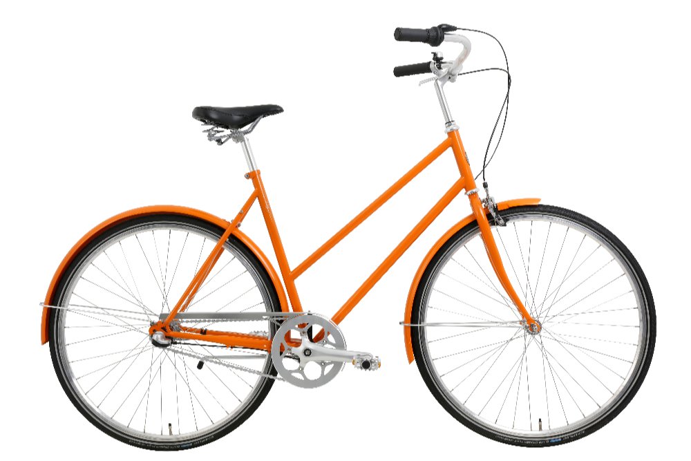 Orange bycykel med lav indstigning, sort sæde og sorte håndtag, fotograferet mod hvid baggrund.