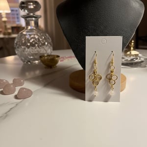 Gyldne øreringe med Rosa Quartz  – produktbillede