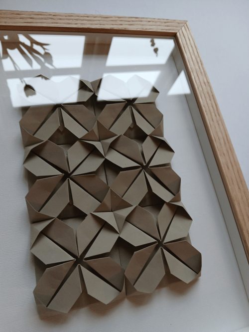 A4 foldet papirværk, beigegrå, Indrammet 