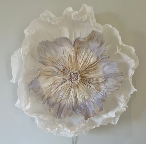 Stor, detaljeret hvid og beige papirblomst med krøllede kronblade på en lys baggrund. (1)
