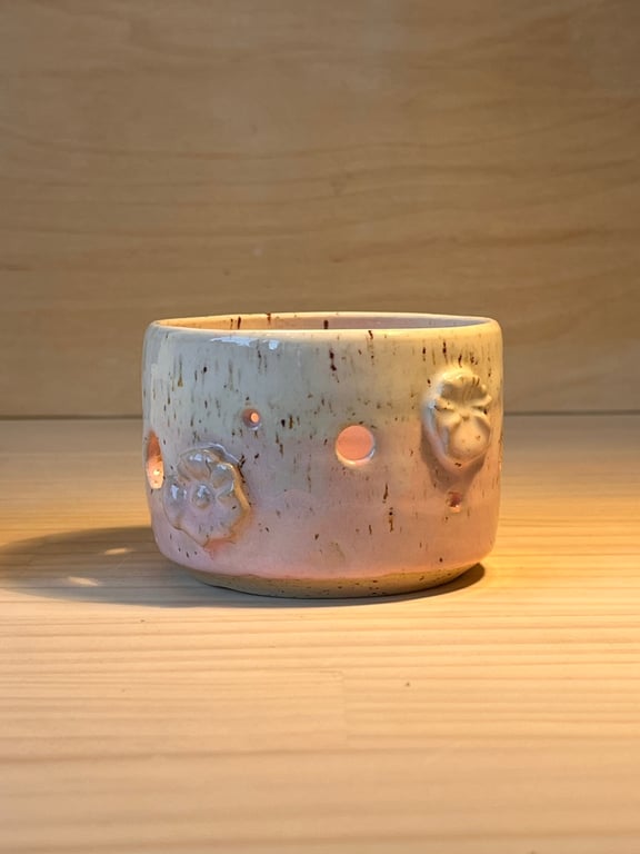 Fyrfadsstage med blomster. D: 8 H: 5,5 cm billede 3