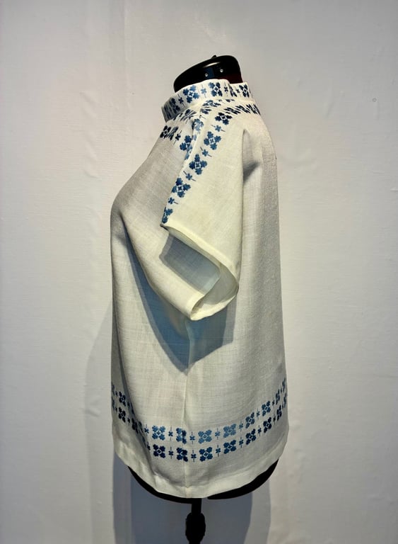 Trine bluse med blå blomster billede 5