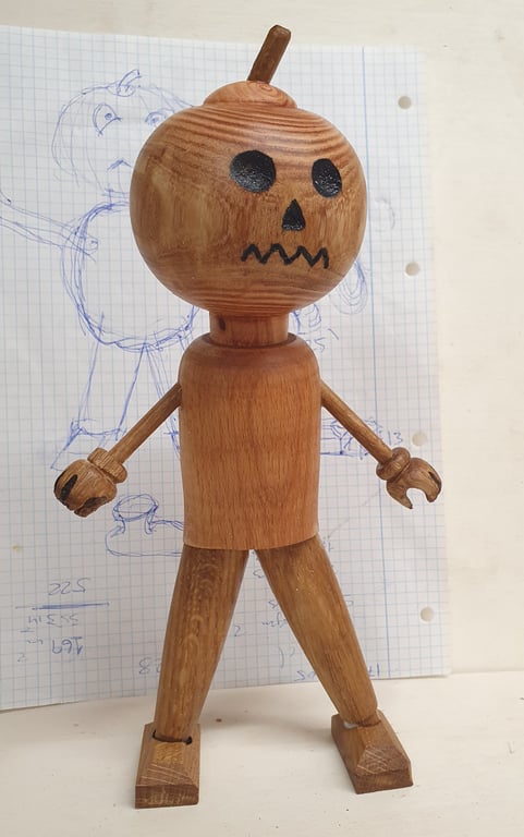 Græskarhoved Jack i genbrugstræ. 25 cm høj. Anderledes bordpynt.