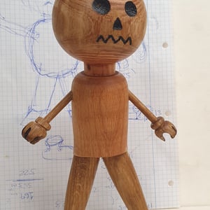Græskarhoved Jack i genbrugstræ. 25 cm høj. Anderledes bordpynt. – produktbillede