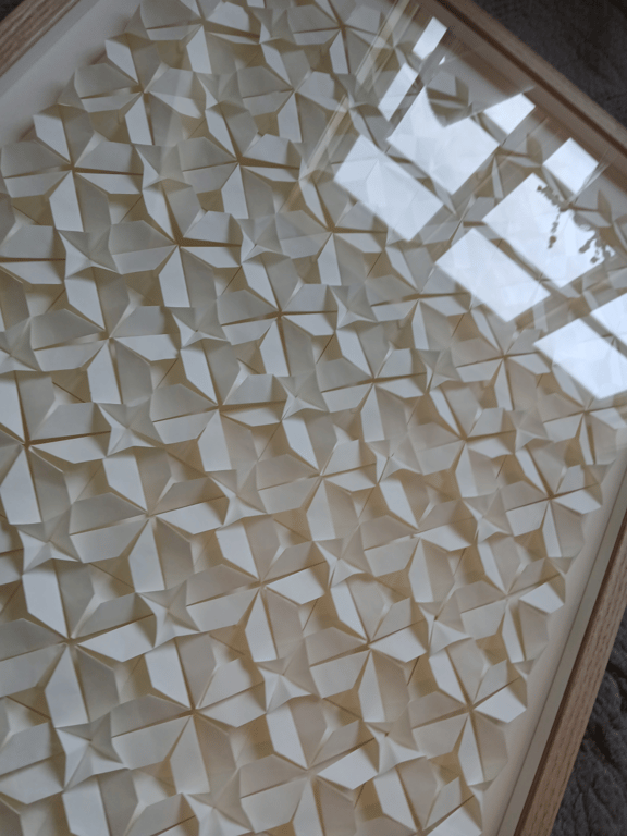 50x70cm, Foldet papirværk. Naturhvid,  massiv egetræsramme billede 6