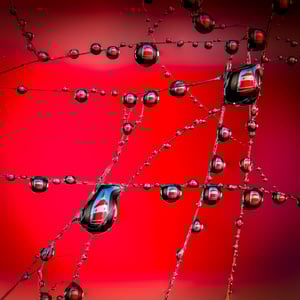 Det ikoniske fyr på Langelinie molen i København, fanget i et øjeblik i en vand dråbe. – produktbillede