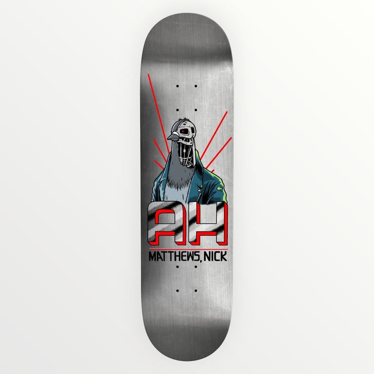 Skateboard med illustration af en due i læderjakke med mekanisk næb og røde stråler bagved, tekst "AH" og navnet "Matthews, Nick".