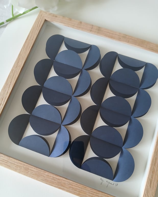 30x30cm, 3D papirværk,  marineblå, indrammet  billede 3