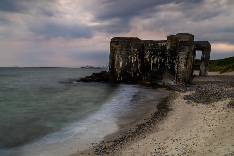 Sønderstrand i Skagen med en dramatisk bunker i forgrunden en smuk sommerdag