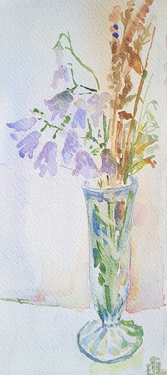 Klokkeblomster og græsser i vase