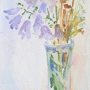 Klokkeblomster og græsser i vase – produktbillede