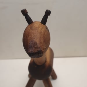 "TWIGA" Giraf i akacietræ 25 cm høj – produktbillede