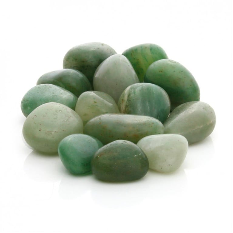 En gruppe af polerede grønne og lysegrønne ædelstene på hvid baggrund. (2)