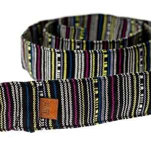 Bælte i skønt farvedesign med dobbelt-ring spænde – produktbillede