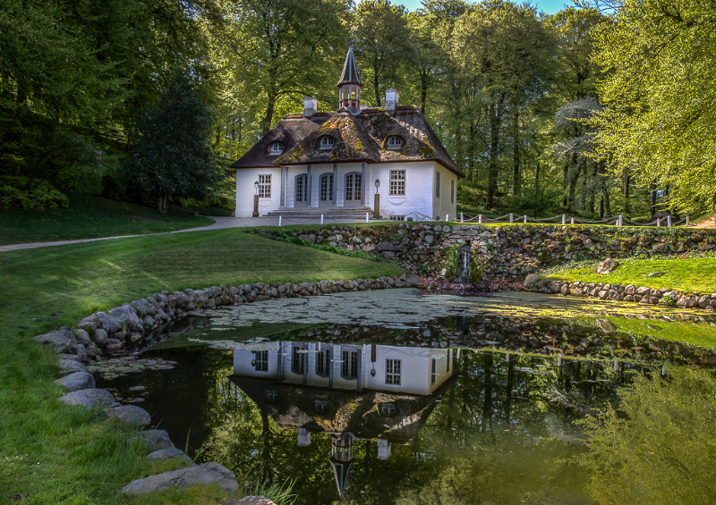Liselund Lystslot i Liselund parken på Møn en dejlig sommerdag
