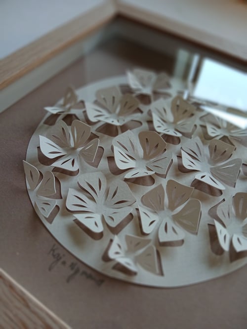 20x20cm, 3D papercut, nougat, indrammet 