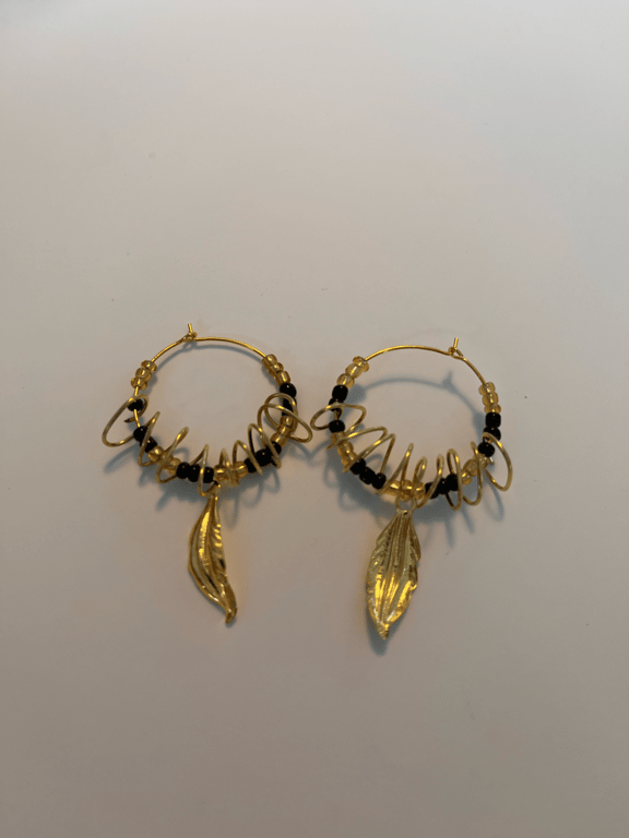 Guld og sorte perler med snoet wire omkring creolerne  billede 2