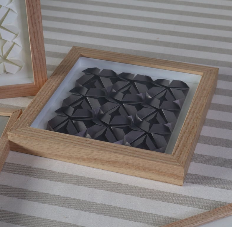 20x20cm foldet papirværk, brungrå, indrammet billede 2