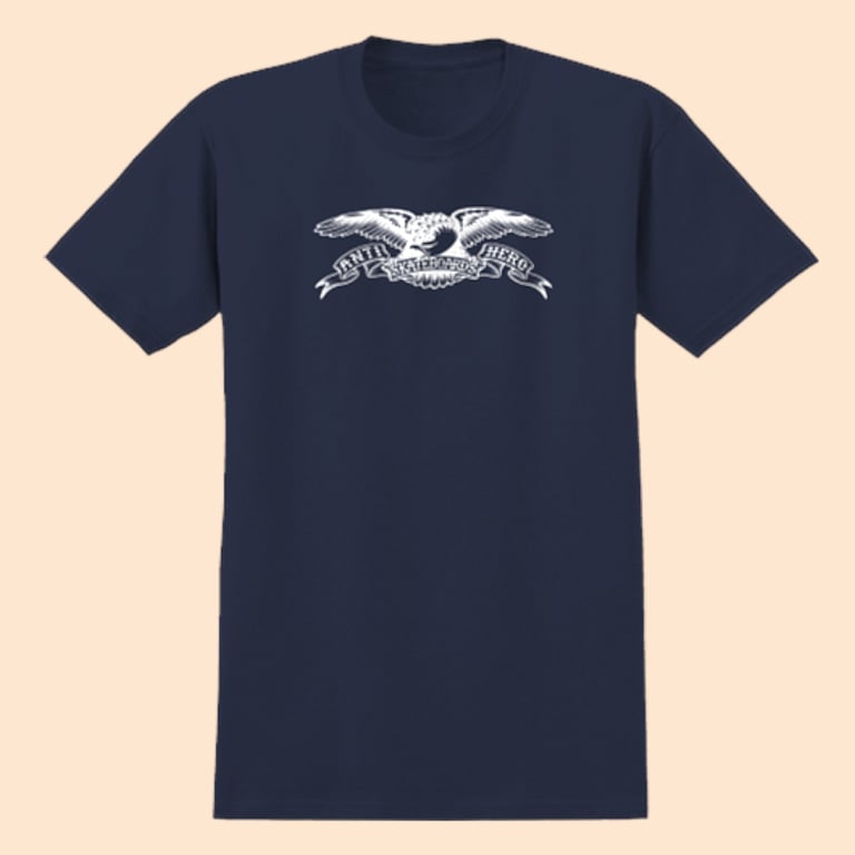 Mørkeblå t-shirt med hvidt print af en flyvende ørn og tekstbånd med teksten "ANTI HERO" foran.