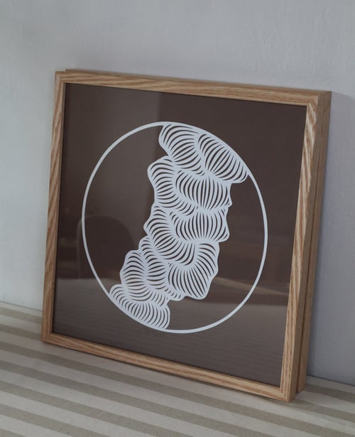 30x30cm papercut, støvet brun, indrammet 