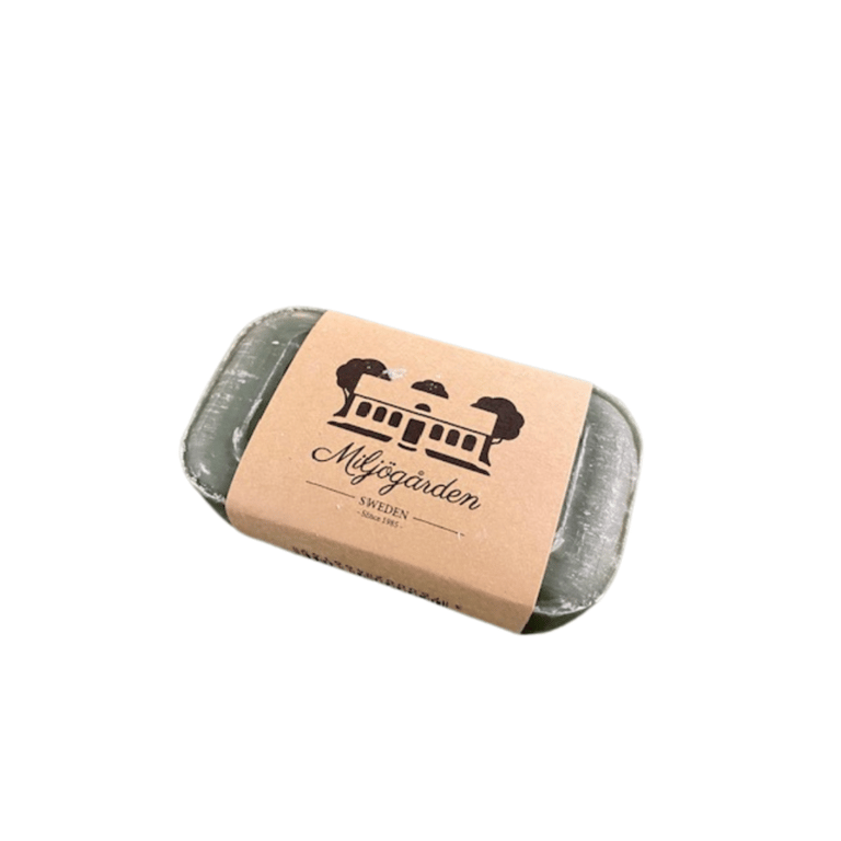Barbersæbe i en metalbeholder med papirlabel med teksten "Miljögården Sweden".