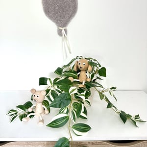 Tuftet farverig ballon (lille)- Håndlavet vægkunst i uld. – produktbillede