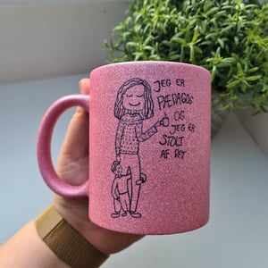 Krus: Jeg er pædagog og jeg er stolt af det (Små børn) Pink Glimmer – produktbillede