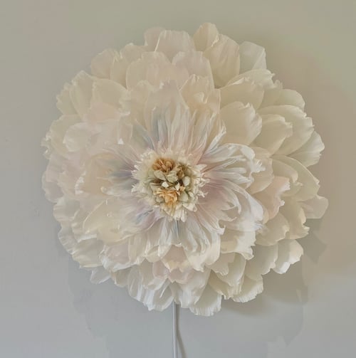 Stor, hvid kunstig blomst med flere lag blomsterblade monteret på væg. (4)