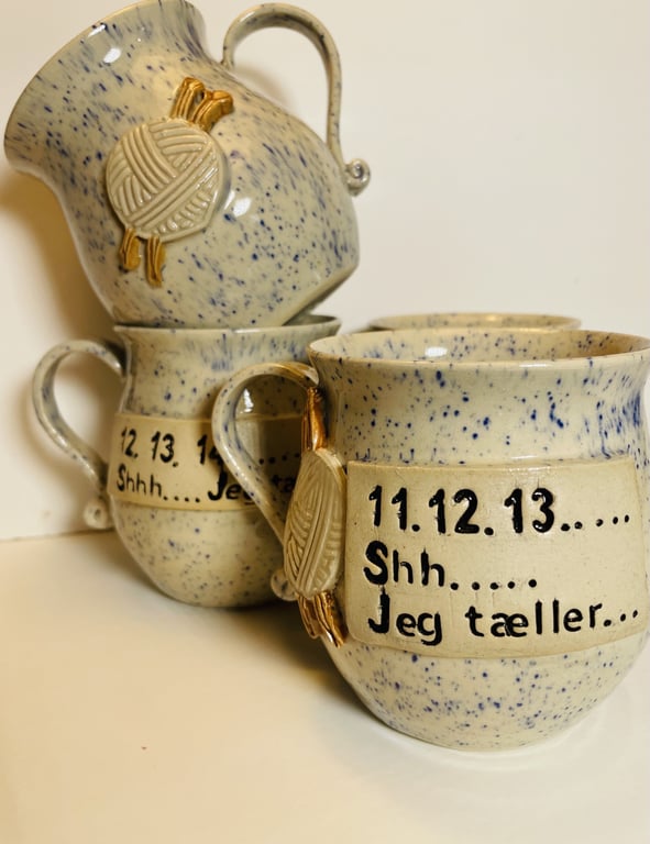 Tre keramikkrus med blå pletter, hver med tekst "11.12.13... Shh... Jeg tæller..." og dekorativt garnnøglemotiv på siden.
