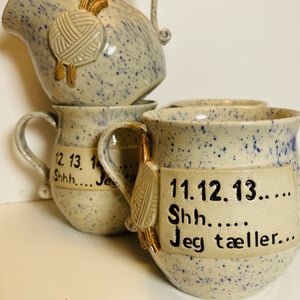 Keramik krus med tekst - 11.12.13.Shh jeg tæller – produktbillede