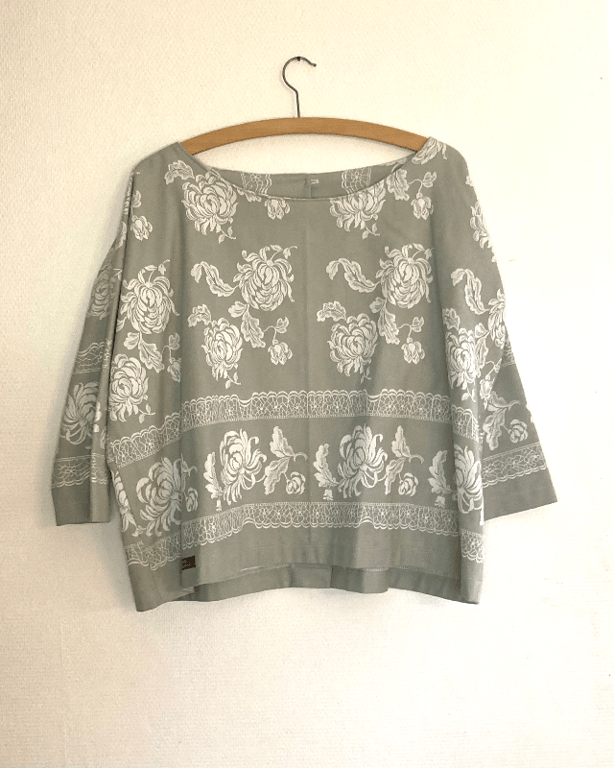 Anna-bluse med blomster og knapper