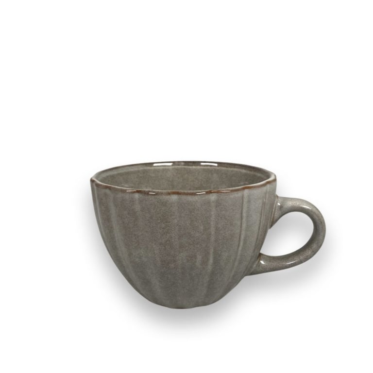 Grå keramik kop med håndtag og bølget design på siderne, set forfra mod hvid baggrund.