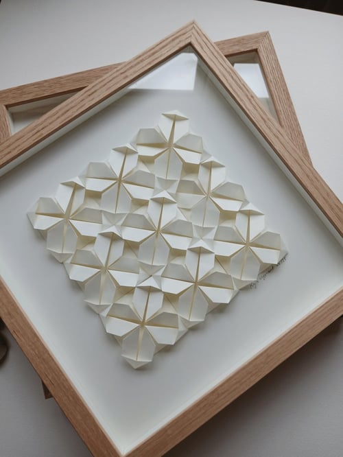 30x30cm foldet papirværk naturhvid, indrammet 