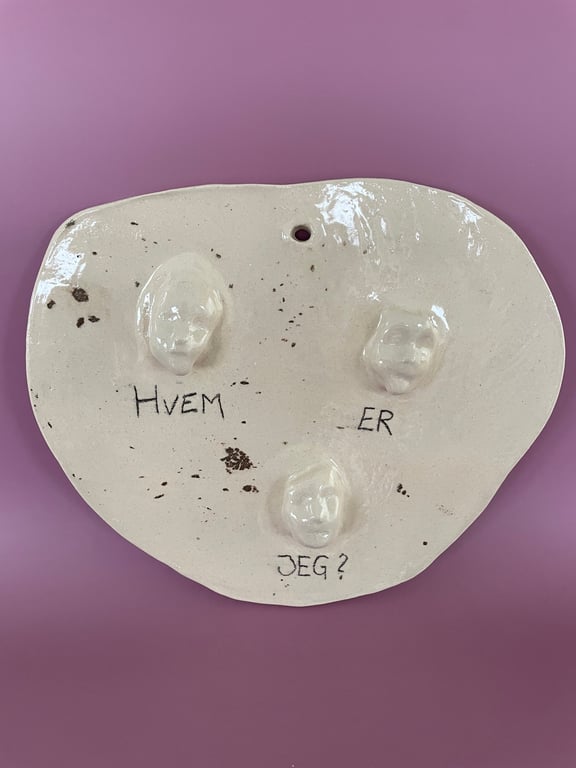 "Hvem er jeg" ophæng til din væg - håndformet keramik med ansigter og tekst