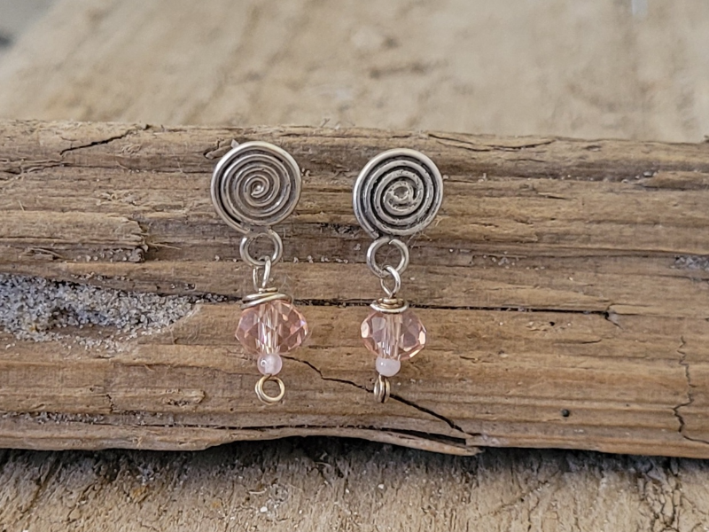 Lyserøde krystal ørestikker.