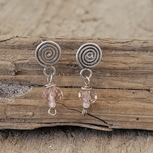 Lyserøde krystal ørestikker. – produktbillede